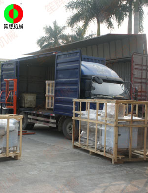 大批多途用自動(dòng)洗菜機(jī)等蔬果加工機(jī)械裝車出貨!