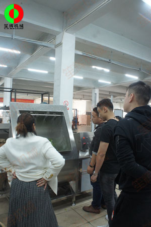 客戶考察我司軟硬件實(shí)力,現(xiàn)場測試多功能洗菜機(jī)及渦流洗菜機(jī)等設(shè)備!
