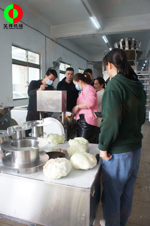 客戶現(xiàn)場了解瓜果分瓣及切割設(shè)備,最后現(xiàn)場簽定合同交付定金!