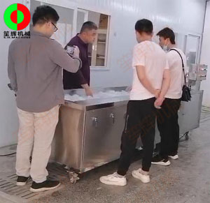 蔬菜清洗設(shè)備送達(dá)客戶現(xiàn)場,并考察其后續(xù)改造項(xiàng)目設(shè)備需求!