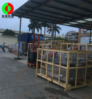 兩批客戶訂購的兩批蔬果加工設備同時裝車發貨!