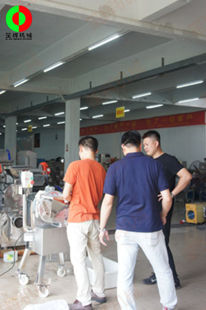 瓜果三維切丁機測試效果滿意，客戶付款購買隨車運走！