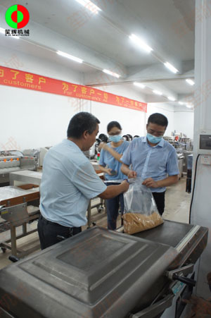 東莞客戶一行考察我司生產工廠，測試購買真空包裝機！