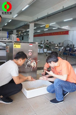 凍肉絞肉機(jī)嘗試處理牛筋,客戶滿意物料加工效果!