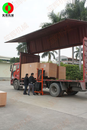 國外客戶訂購的一批毛刷清洗去皮機及瓜果削皮機裝車出貨!